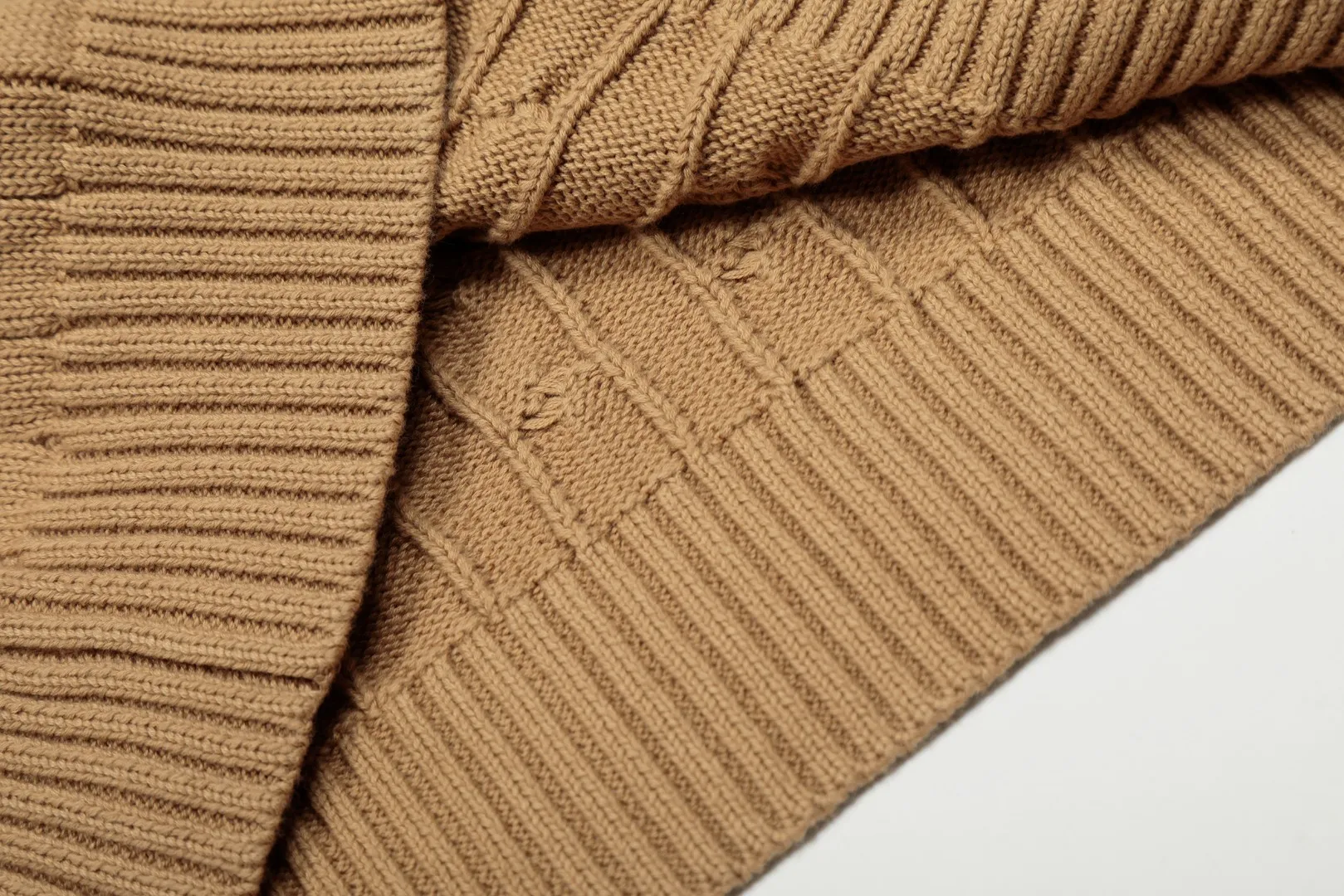P260 Top quality" Style number: DS814# (not off the shelves all year round) [Ralph Lauren full zipper solid color pony embroidered logo twist knitted sweater jacket] ✅Ralph Lauren Ralph Lauren full zipper classic basic versatile style unisex couple knitted sweater autumn and winter coat ✅Main supplier platform live broadcast Wholesale entities Replacement when out of stock Not off the shelf ✅ZP quality 1:1 version Scan the code to enter the GF website Counter quality ✅Details and quality are the only one in Guangzhou. Imported quality cotton yarn focuses on high-end and cost-effective. Needless to say good quality. ✅The version is restored to the original order. The maximum size can be worn up to 200 pounds. Loose, comfortable and stress-free. ✅The upper body is simple and easy to match. A must-have item for ootd. Good-looking clothes are never picky. Recommended must-have items in the wardrobe. Size: S-XL. Color: Black and red, milky white, gray blue, khaki, navy red label, Ankora red.